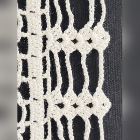 Retro crocheted rectangular, dresser, scarf, table runner, doily, table linens. - Picture 9 of 11